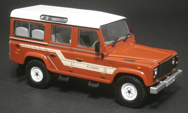 LAND ROVER DEFENDER 90 STATION WAGON BLUE 1/18 BY UNIVERSAL HOBBIES 3886 
